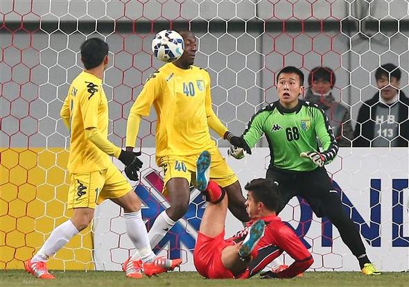 17일 서울 성산동 상암월드컵경기장에서 열린 2015 아시아축구연맹(AFC) 챔피언스리그 플레이오프에서 FC서울 에벨톤이 찬 오버헤드킥이 하노이 티앤티(T&T) 수비수의 머리에 맞고 굴절돼 골로 연결되고 있다. FC서울은 정조국의 2골 1도움의 활약으로 7-0, 대승을 거두면서 챔피언스리그 본선에 진출했다. H조에서 광저우 헝다(중국), 웨스턴 시드니(호주), 가시마 앤틀러스(일본)와 경쟁한다. 
연합뉴스