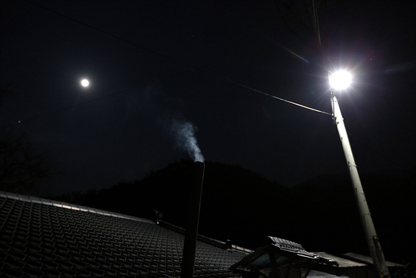 한겨울 강원도 산골은 춥다. 이른 새벽녘 밤하늘의 달과 가로등이 밤을 지키고 있다. 구들장을 덮인 온기는 굴뚝으로 하얀 김을 내뿜는다. 영월/ 김봉규 기자 bong9@hani.co.kr