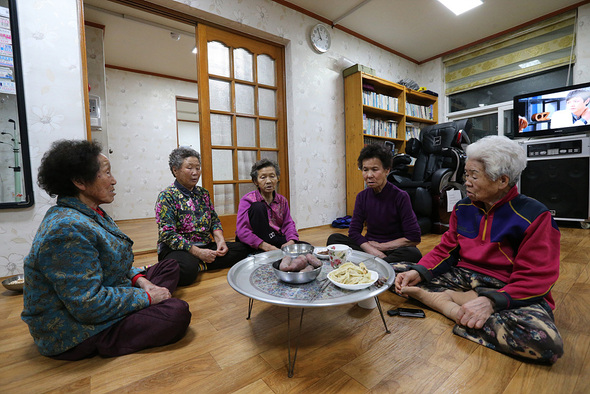 흥월1리 독거노인 다섯분이 늦은 밤 경로당에서 만두와 고구마를 간식으로 먹고 있다. 영월/ 김봉규 기자 bong9@hani.co.kr