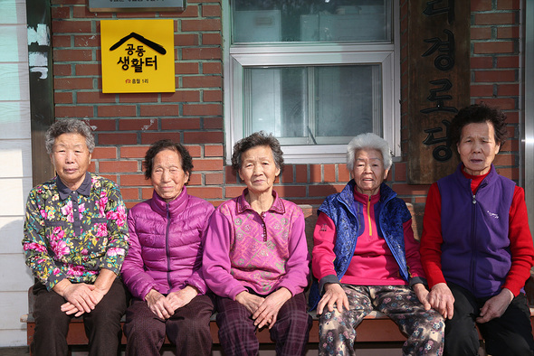 강원도 영월군은 지난해부터 관내 3개 마을 경로당 내 공동생활터에서 혹서기와 혹한기에 독거노인분들이 함께 지낼 수 있도록 지원하고 있다. 흥월1리에서 홀로 사는 김순분(83, 맨 왼쪽부터), 엄금열(82), 최이해(80), 방옥연(79), 전옥출(78). 영월/ 김봉규 기자 bong9@hani.co.kr