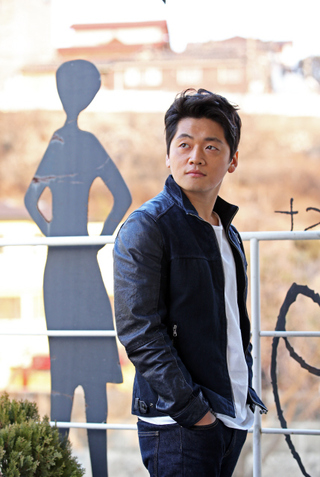 영화 <쎄시봉>에서 젊은 송창식을 연기한 신인 배우 조복래는 고등학생 시절부터 송창식 음악을 즐겨 듣고 성악을 배운 ‘준비된 송창식’이다.  이정용 선임기자 lee312@hani.co.kr