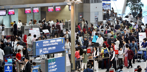 해외여행을 가려는 사람들로 북적이는 인천국제공항. 한겨레 자료사진