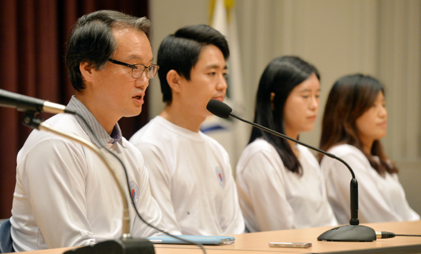 정부의 에볼라 대응 해외긴급구호대 1진이 15일 오전 인천 중구 운서동 정부합동청사에서 기자회견을 하고 있다. 팀장을 맡았던 신형식 국립중앙의료원 감염센터장이 파견 관련 내용을 설명하고 있다.  인천/사진공동취재단