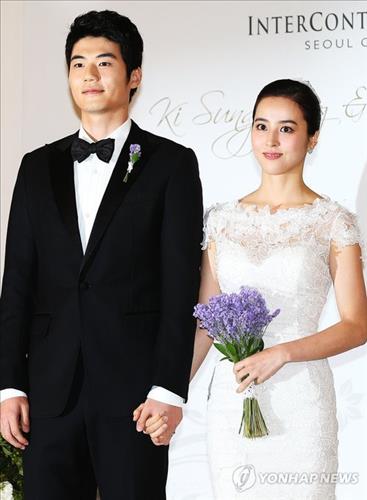 기성용(26·스완지시티), 배우 한혜진(34) 부부. 
