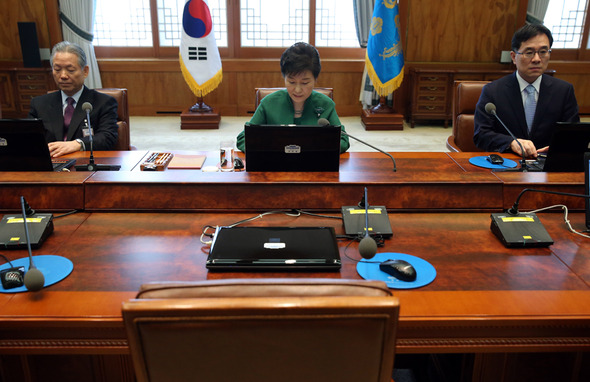 박근혜 대통령이 23일 오전 청와대에서 열린 수석비서관회의를 주재하며 발언을 마친 뒤 자료를 보고 있다. 사의를 표명한 김기춘 비서실장은 회의에 불참해 자리가 비어 있다. 2015.2.23 / 연합뉴스