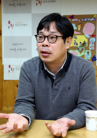 전진한 ‘투명사회를 위한 정보공개센터’ 소장이 지난 12일 오후 서울 종로구 이화동 사무실에서 <한겨레>와 인터뷰하고 있다.  김태형 기자 xogud555@hani.co.kr
