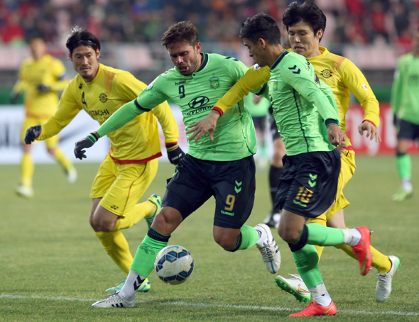 전북 현대 에두(왼쪽 둘째)가 24일 전주월드컵경기장에서 열린 아시아챔피언스리그(AFC) E조 1차전에서 일본의 가시와 레이솔 수비수 김창수(오른쪽)를 제치고 돌파를 시도하고 있다. 최강희 감독이 이끄는 전북은 경기 초반부터 가시와를 일방적으로 몰아붙였다. 전반에만 세 차례 골과 다름없는 상황이 오프사이드로 판정받거나, 골대를 때리는 등 불운이 겹치면서 끝내 0-0 무승부로 경기를 마쳤다. 전북은 2012년 이후 챔피언스리그에서 가시와에 4연패를 당한 수모를 털어내는 데도 실패했다. 전주/연합뉴스