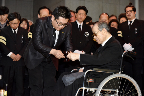 김종필 전 국무총리의 부인 박영옥씨의 장례식이 25일 새벽 빈소인 서울아산병원에서 열렸다. 발인례를 마친 고인의 운구행렬은 서울 신당동 자택 앞에서 노제를 지내고 서울추모공원으로 이동해 화장을 진행한 뒤 충남 부여의 가족묘원에 안장됐다. 사진은 김 전 총리가 발인례에서 고인에게 술 잔을 올리는 모습이다. 
 강재훈 선임기자 <A href="mailto:khan@hani.co.kr">khan@hani.co.kr</A> 