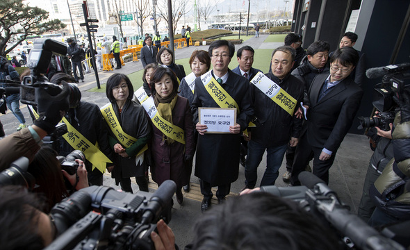 정의당 국회의원과 당원들이 26일 오전 원자력안전위원회 사무실이 있는 서울 종로구 케이티 본사 앞에서 ‘월성원전 1호기 계속운전 심사안‘ 심의를 앞두고 월성원전 1호기 폐쇄를 촉구하며 정의당 요구안을 원안위 측에 전달하고 있다. 김성광 기자 flysg2@hani.co.kr