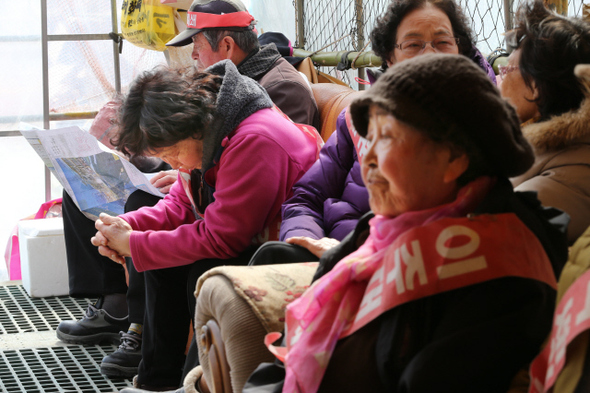 원자력안전위원회가 월성원전 1호기의 수명연장을 일부 위원의 퇴장·반대 속에 표결로 결정하자 27일 오후 경북 경주시 양남면 한국수력원자력 월성원전 앞 농성장에서 재가동에 반대하는 마을 주민들이 침통해하고 있다. 경주/이정아 기자 leej@hani.co.kr