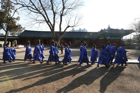 27일 오전 서울 종로구 성균관대 대성전에서 열린 신입생 입학을 알리는 고유례를 마친 신입생들이 대성전을 나서고 있다. 김태형 기자 xogud555@hani.co.kr