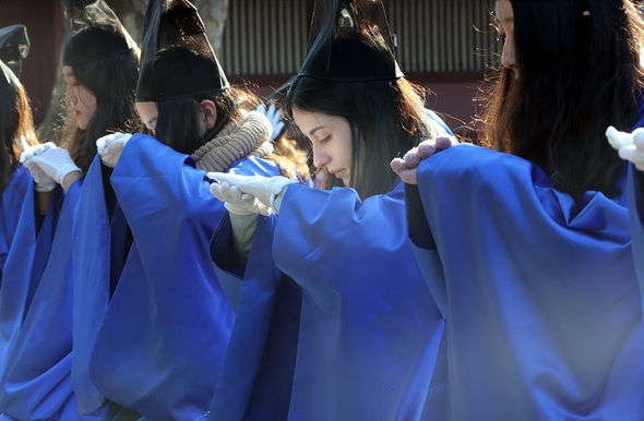27일 오전 서울 종로구 성균관대 대성전에서 열린 신입생 입학을 알리는 고유례에서 신입생 대표들이 절을 하고 있다. 김태형 기자 xogud555@hani.co.kr