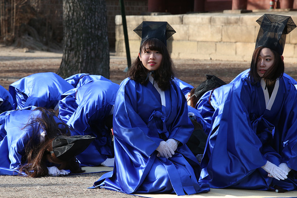 27일 오전 서울 종로구 성균관대 대성전에서 열린 신입생 입학을 알리는 고유례에서 신입생 대표들이 절을 하고 있다. 김태형 기자 xogud555@hani.co.kr