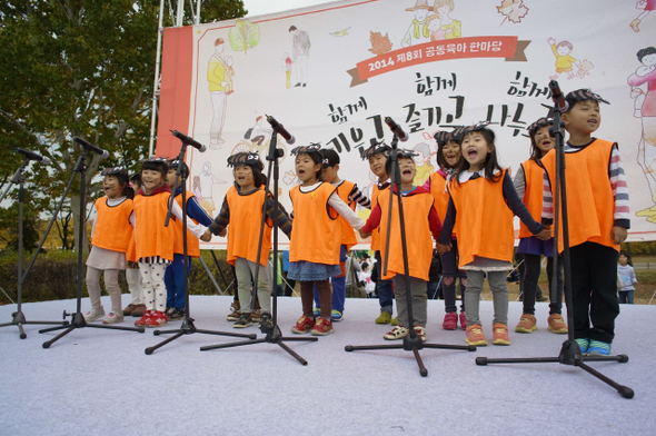 지난해 10월 경기 하남 미사리 경정공원에서 공동육아 부모·교사·아동 등 3000여명이 참석해 열린 ‘제8회 공동육아 한마당’에서 아이들이 무대에 올라 합창을 하고 있다.  공동육아와공동체교육 제공

