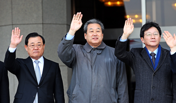 이병기 청와대 비서실장(왼쪽부터)과 김무성 새누리당 대표, 유승민 원내대표가 1일 오후 경기도 성남 서울공항에서 중동 4개국 순방을 떠나는 박근혜 대통령을 환송하고 있다. 성남/이정용 선임기자 lee312@hani.co.kr