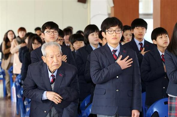 김복환(81) 할아버지가 2일 충남 서산시 부석중학교 입학식에서 손자·손녀뻘 학생들과 입학선서를 하고 있다. 60여년 전 1학년 때 군입대로 학업을 중단한 김 할아버지는 “이제라도 배움의 한을 풀 수 있게 돼 기쁘다”고 했다.   서산시 제공