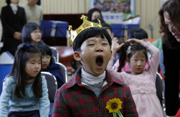 2일 오전 강원도 춘천시 당림초등학교에서 ‘나홀로 입학식’을 치른 이승규군이 하품을 하고 있다. 교육당국에 따르면 이 학교처럼 올해 신입생이 한명뿐인 학교는 전국에 130여곳, 한명도 없는 학교는 120여곳이라고 한다. 춘천/이종근 기자 root2@hani.co.kr