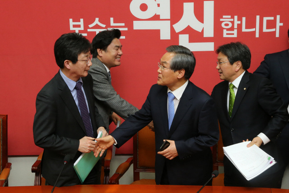 유승민 새누리당 원내대표(앞줄 왼쪽)와 우윤근 새정치민주연합 원내대표가 2일 밤 국회 새누리당 원내대표실에서 이른바 ‘김영란법’과 관련한 여야 합의사항을 발표한 뒤 악수하고 있다. 뒷줄은 원유철 새누리당 정책위의장(왼쪽), 강기정 새정치민주연합 정책위의장.  이정아 기자 leej@hani.co.kr