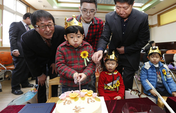 춘천 당림초의 유일한 신입생인 이승규(가운데) 군이 2일 오전 학교에서 열린 입학식에서 축하 케이크의 촛불을 아버지(뒤쪽 가운데), 교장선생님(왼쪽), 담임 선생님과 함께 끄고 있다. 춘천/이종근 기자 root2@hani.co.kr