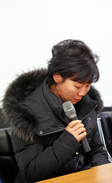 백혈병으로 숨진 전직 삼성전자 직원 황유미씨 8주기를 맞아 4일 오후 서울 금속노조 회의실에서 ‘반도체 노동자의 건강과 인권 지킴이, 반올림’(반올림) 주최로 ‘반도체·전자산업 산재 사망 노동자 합동 추모 주간’ 증언대회가 열렸다. 이 자리에서 삼성 엘시디 공장에서 일하다 혈액암으로 숨진 조은주씨의 어머니 김경희씨가 증언을 하다 잠시 울먹이고 있다. 이정용 선임기자 lee312@hani.co.kr