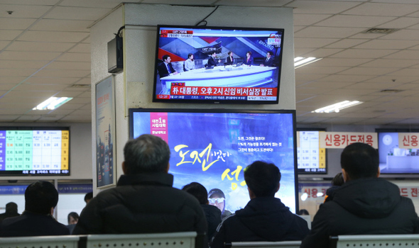 사실 왜곡·편파성·선정성 등을 앞세운 종합편성채널(종편) 시사토크 프로그램이 저널리즘의 가치를 추락시키고 방송 뉴스 전체의 판도를 바꿀 태세다. 2월27일 서울 서초구 반포동 강남고속버스터미널에서 승객들이 종편을 시청하고 있다. 김진수〈한겨레21〉기자 jsk@hani.co.kr
