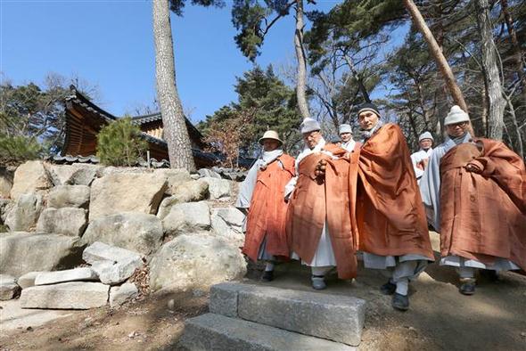 5일 오전 대구시 동구 동화사에서 동안거를 마친 스님들이 조계종 종정 진제 큰스님(앞줄 가운데)과 함께 대불전으로 향하고 있다. 동안거는 겨울 석달간 전국 스님들이 외부 출입을 끊고 한데 모여 참선 수행에 전념하는 것을 말한다. 이번 동안거에는 전국 98개 선원에서 총 2196명의 스님이 수행에 참여했다.  대구/연합뉴스