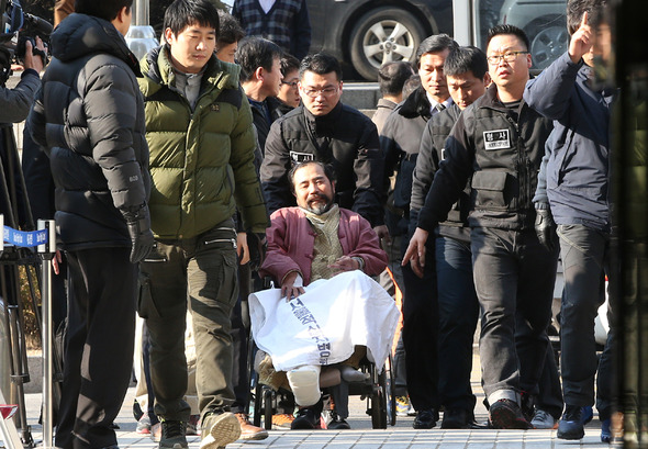 마크 리퍼트 주한 미국 대사를 흉기로 습격해 구속영장이 청구된 김기종 우리마당 독도 지킴이 대표가 6일 오후 서울 서초동 중앙지법에 구속영장실질심사를 받기 위해 들어서고 있다. 신소영 기자 viator@hani.co.kr
