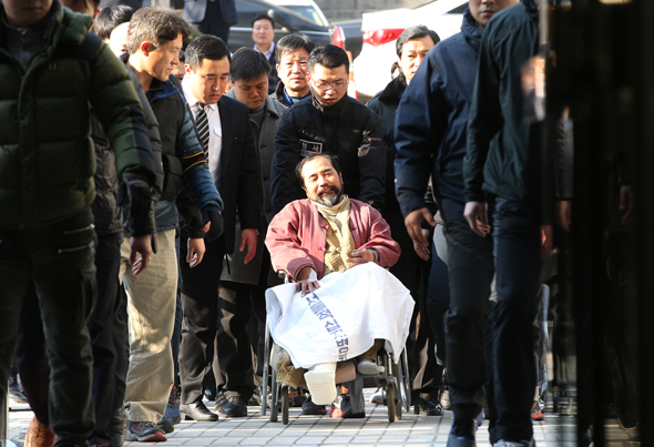 마크 리퍼트 주한 미국대사를 흉기로 공격해 상처를 입힌 김기종씨가 6일 오후 서울 서초동 서울중앙지법에 구속영장실질심사를 받기 위해 들어서고 있다. 신소영 기자 viator@hani.co.kr