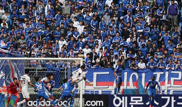8일 수원 월드컵경기장에서 열린 2015 K리그 수원과 포항의 개막 경기를 스탠드를 가득 메운 관중들이 지켜보고 있다.  수원/연합뉴스