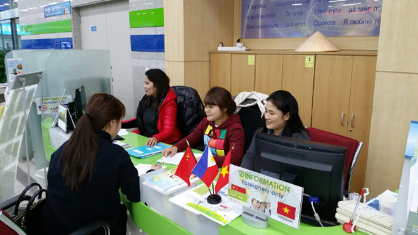 6일 오후 서울 성동구청 1층 외국인 전용창구에서 필리핀 출신 계약직 공무원 김소영(왼쪽)씨와 베트남 출신 레티프엉니(가운데), 중국 출신 진지홍씨가 외국인들의 민원 처리를 돕고 있다. 성동구청 제공