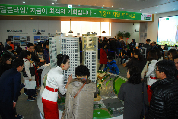 신영 계열사 ㈜대농이 경기도 용인시 기흥구 구갈동 기흥역세권에 분양하는 아파트 본보기집이 8일 방문객들로 붐비고 있다.  대농 제공 