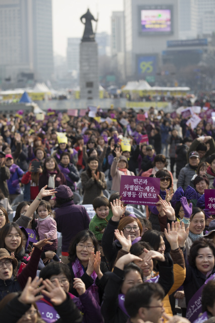 세계여성의 날인 8일 오후 서울 종로구 광화문광장에서 시민들과 여성인권단체 회원들이 ‘성평등은 모두를 위한 진보다’라는 주제로 열린 제31회 한국여성대회에 참가해 성평등을 주장하며 손을 흔들고 있다.  
 김성광 기자 flysg2@hani.co.kr 