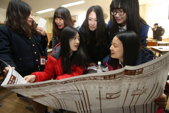 2015학년도 대학수학능력시험 이튿날인 지난해 11월14일 오전 서울 안국동 풍문여고 3학년 교실에서 학생들이 수험표 뒷면에 옮겨온 답안을 채점해본 뒤 대학배치표를 보며 합격선을 가늠해보고 있다.  
 이정아 기자 <A href="mailto:leej@hani.co.kr">leej@hani.co.kr</A>  
