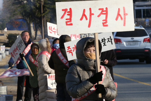 원자력안전위원회가 월성 1호기의 수명 연장을 결정한 지난 2월27일 오후 경북 경주시 양남면 한국수력원자력 월성원전 들머리에서 연장 방침에 반대하는 주민들이 출근하는 직원들을 향해 손팻말을 흔들며 규탄하고 있다. 이정아 기자 leej@hani.co.kr