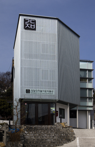 한국 미술계 정보의 보고로 유명한 김달진미술자료박물관이 서울 홍지동에 새 둥지를 틀고 12일 재개관한다. 