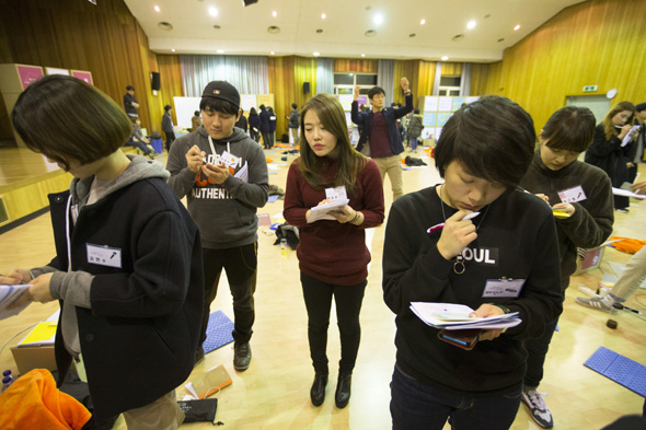 지난달 28일 경기도 안산시 경기창작센터에서 열린 ‘광복 100년 대한민국의 상상, 소셜픽션 콘퍼런스’에 참가한 20대들이 ‘복지’, ‘일자리’ 등 6대 분야를 놓고 바람직한 미래 모습을 상상하고 있다. 안산/김성광 기자 <A href="mailto:flysg2@hani.co.kr">flysg2@hani.co.kr</A>