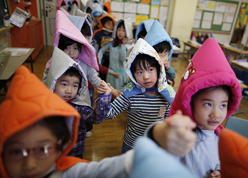 11일 도쿄의 초등학교 학생들이 지진대비훈련을 하고 있다. 도쿄/AP 연합뉴스