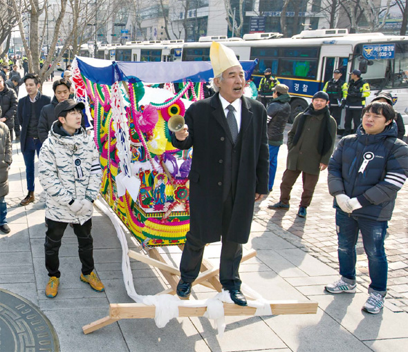 연극인들이 11일 오후 서울 종로구 마로니에공원에서 서울시가 대학로 지역을 문화지구로 지정하면서 일대 건물의 임대료가 급상승해 소극장 운영이 어려워졌다고 주장하며, 서울시에 문화지구 철회와 대학로 극장 상가임대차 분쟁 해결을 촉구하는 의미로 상여행진 행위극을 하고 있다. 
김성광 기자 <A href="mailto:flysg2@hani.co.kr">flysg2@hani.co.kr</A>