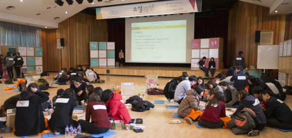 지난달 28일 경기 안산시 경기창작센터에서 열린 ‘광복 100년 대한민국의 상상, 소셜픽션 콘퍼런스’에서 참가자들이 30년 뒤의 미래를 그려보기 위해 모둠별로 모여 이야기를 나누고 있다.  안산/김성광 기자 flysg2@hani.co.kr