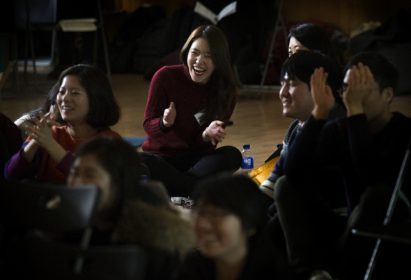 지난달 28일 경기 안산시 경기창작센터에서 열린 ‘광복 100년 대한민국의 상상, 소셜픽션 콘퍼런스’에 참여한 이 주무관이 행사 도중 활짝 웃고 있다.