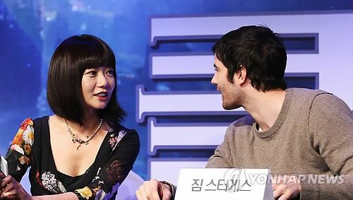 배두나와 짐 스터게스. 연합뉴스