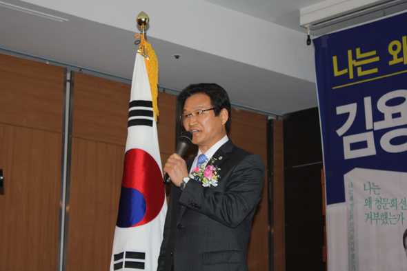 14일 저녁 대구 달서구 감삼동 웨딩알리앙스 5층 갈리비에 컨벤션홀에서 열린 출판기념회에서 김용판 전 서울지방경찰청장이 자신의 책 에 대해 설명하고 있다. 김일우 기자 cooly@hani.co.kr