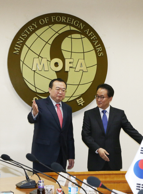 이경수 외교부 차관보(오른쪽)가 15일 오전 서울 종로구 도렴동 외교부 청사 회의실에서 류젠차오 중국 외교부 부장조리와 인사를 나눈 뒤 자리를 권하고 있다. 이정아 기자 leej@hani.co.kr