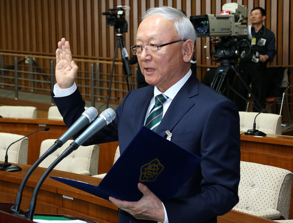 이병호 국가정보원 후보자가 16일 오전 국회에서 열린 인사청문회에서 증인 선서를 하고 있다. 이정우 선임기자 woo@hani.co.kr