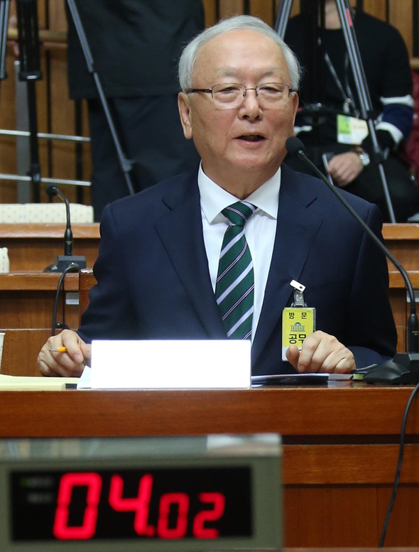 이병호 국가정보원 후보자가 16일 오전 국회에서 열린 인사청문회에서 의원들의 질의에 답하고 있다. 이정우 선임기자 woo@hani.co.kr