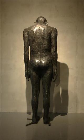 한국여류조각가회가 서울 관훈동 나무화랑에서 21일까지 열고 있는 ‘투바이투’(TWO by TWO)전에 존재의 실존성이 뭉클하게 와닿는 배씨의 인물상들이 나왔다. 손을 몸에 붙이고 엎드리고 눕고 거꾸로 매달리거나, 고개를 숙이고 직립한 청동인간들의 군상이 관객들과 대면하고 있다.  