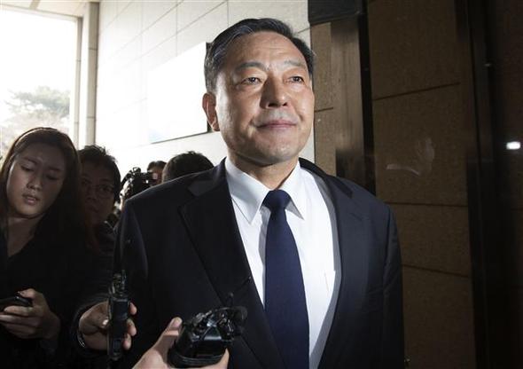 통영함 비리와 관련해 지난달 사퇴한 황기철 전 해군참모총장이 방위사업비리 정부합동수사단의 조사를 받기 위해 17일 오전 서울 서초구 서울중앙지검에 출석하고 있다.  연합뉴스