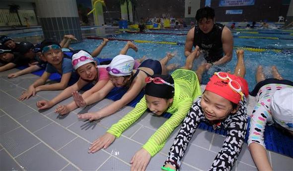 수원 파장초등학교 3학년 학생들이 17일 오전 경기도 수원시 장안구의 한 수영장에서 물에 빠지는 상황에 대비해 ‘물 적응하기’와 ‘자유형 익히기’ 등 ‘생존수영’ 교육을 받고 있다. 수원교육지원청은 이달부터 연말까지 97개 모든 초등학교 3학년을 대상으로 6회 12시간 수영교육을 한다. 
 수원/연합뉴스