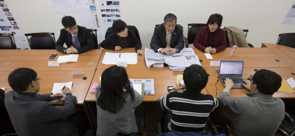 한겨레 열린편집위원회 위원들이 16일 오전 서울 마포구 공덕동 한겨레신문사 회의실에서 의견을 나누고 있다.  김성광 기자 flysg2@hani.co.kr