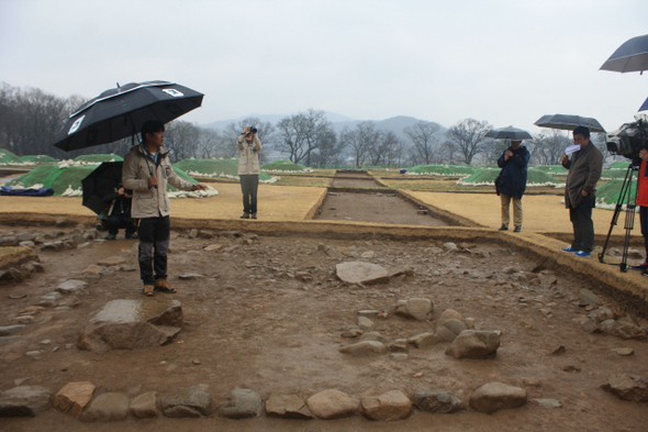 18일 경주 월성궁터에서 열린 발굴설명회 현장. 국립경주문화재연구소의 어창선 학예사가 건물터에 대해 설명하고 있다. 노형석 기자